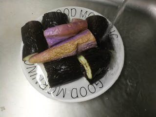 9、手撕茄子,蒸好的茄子放水龙头下冲凉