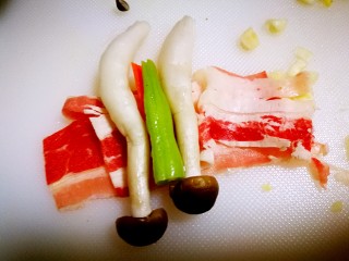 3、五色牛肉卷和豆腐羹,卷起来。