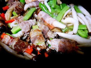 5、五色牛肉卷和豆腐羹,锅中加入黄油，加热融化，将牛肉卷放入，中火煎制。