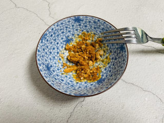 2、高汤娃娃菜,咸蛋黄用叉子碾碎