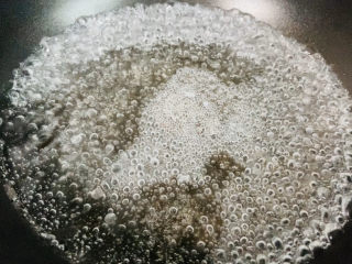 7、高汤娃娃菜,锅中加入清水、适量盐，食用油大火烧开