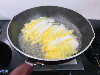 8、高汤娃娃菜,放入娃娃菜焯烫至断生，焯烫娃娃菜的汤不要倒掉