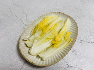 9、高汤娃娃菜,码入盘中