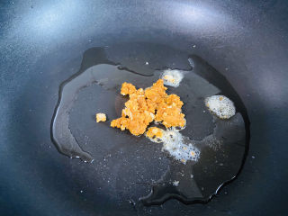 10、高汤娃娃菜,起油锅放入咸蛋黄