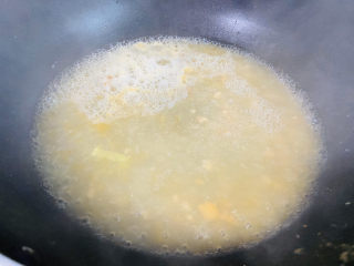 12、高汤娃娃菜,倒入焯烫娃娃菜的汤