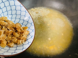 13、高汤娃娃菜,放入海米大火烧开转小火烧五分钟