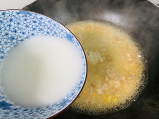 15、高汤娃娃菜,倒入生粉水搅拌均匀