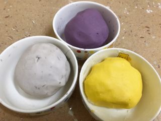 7、仙草芋圆,&nbsp;芋头和南瓜也是一样的做法，分别都揉成团