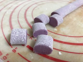 8、仙草芋圆,揉面垫上撒少许配方外的玉米淀粉，将面团搓成长条，切小块