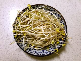 2、韩式石锅拌饭,把黄豆芽清洗干净