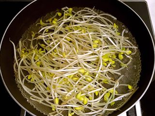 3、韩式石锅拌饭,水开后焯水3分钟