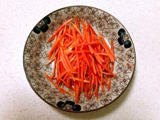 6、韩式石锅拌饭,胡萝卜拼成丝