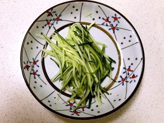 9、韩式石锅拌饭,黄瓜切成丝