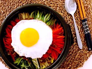 25、韩式石锅拌饭,吃的时候搅拌均匀即可，韩式石锅拌饭有菜有饭，香辣适宜，颜值爆表，好吃又好做~