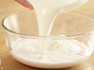 2、12m+草莓小方,倒入牛奶和糖，搅拌均匀~
