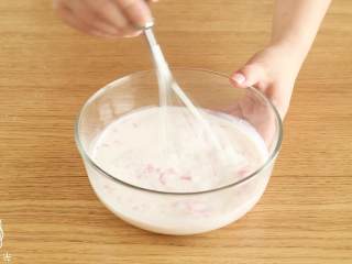 4、12m+草莓小方,倒入牛奶和糖，搅拌均匀~