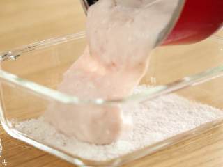 7、12m+草莓小方,椰蓉打底，往保鲜盒中倒入草莓糊~