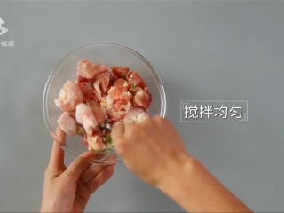 6、酱香浓郁的开胃鲁菜，三步学会秘制酱焖鸡,搅拌均匀