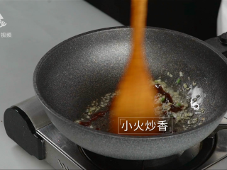 15、酱香浓郁的开胃鲁菜，三步学会秘制酱焖鸡,小火炒香