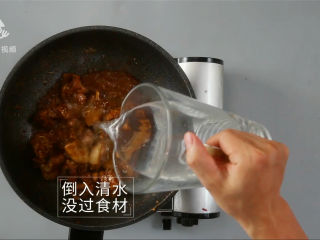 19、酱香浓郁的开胃鲁菜，三步学会秘制酱焖鸡,倒入清水没过食材