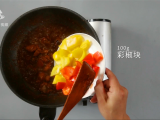 22、酱香浓郁的开胃鲁菜，三步学会秘制酱焖鸡,加入彩椒块