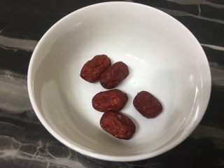 6、桃胶皂角米红枣枸杞羹,红枣几颗