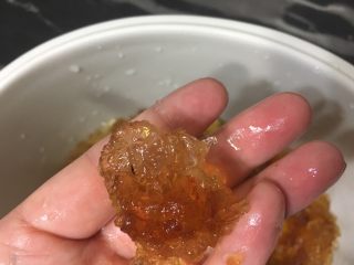 8、桃胶皂角米红枣枸杞羹,就是这种里面的黑点哦