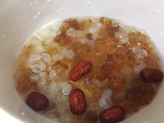 10、桃胶皂角米红枣枸杞羹,加入沫过所有材料的水