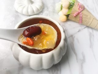 12、桃胶皂角米红枣枸杞羹,出锅了加蜂蜜加冰糖加红糖都可以