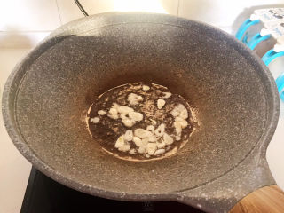 6、醋溜西葫芦,炒锅烧热后加入大豆色拉油，油烧热后加入蒜片炒香