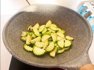 7、醋溜西葫芦,加入西葫芦