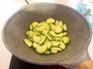 8、醋溜西葫芦,大火翻炒2分钟