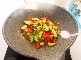 13、醋溜西葫芦,加入精盐