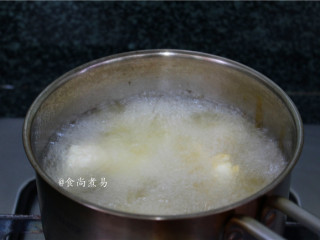 7、菠萝咕噜肉,放入烧至8成热的油锅中，中火炸至两面焦黄色