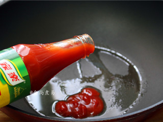 9、菠萝咕噜肉,炒锅里倒入少许油，倒入番茄酱、白糖、米醋、翻炒均匀