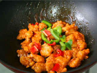 12、菠萝咕噜肉,倒入青红椒