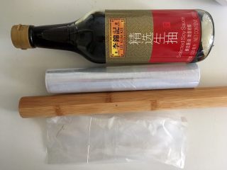 11、薏米红豆山药糕,山药装进保鲜袋(套2层吧),用擀面杖碾碎,没擀面杖用保鲜膜代替,保鲜膜也没有酱油瓶子总有吧~哈哈 我也是拼了