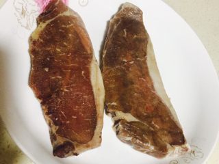 1、煎牛排,先把牛排解冻
