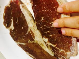 2、煎牛排,抹上少量盐和黑胡椒粉腌制10分钟