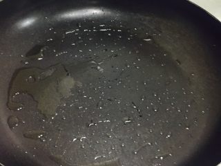 3、煎牛排,热锅，放入少量油