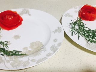 9、煎牛排,番茄切花，准备摆盘