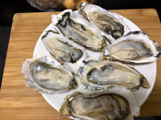 2、清蒸生蚝➕蒜蓉粉丝蒸生蚝,用生蚝刀小心开壳,蚝肉冲洗干净,以免有碎的生蚝壳,