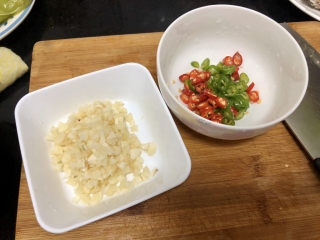 6、清蒸生蚝➕蒜蓉粉丝蒸生蚝,蒜切蒜蓉,小米辣线椒切小圈