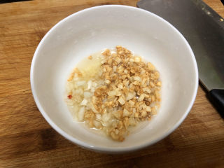 8、清蒸生蚝➕蒜蓉粉丝蒸生蚝,金蒜连蒜油一起倒入剩余的生蒜蓉中