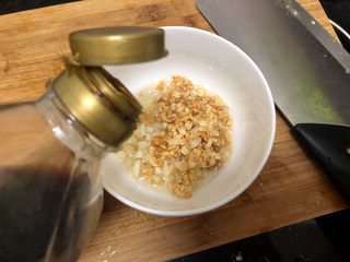 9、清蒸生蚝➕蒜蓉粉丝蒸生蚝,加入一汤匙生抽