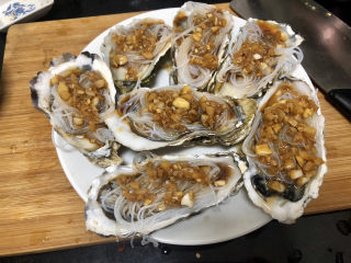 15、清蒸生蚝➕蒜蓉粉丝蒸生蚝,把蒜蓉调味汁浇在粉丝上