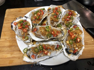 16、清蒸生蚝➕蒜蓉粉丝蒸生蚝,撒上一些小米辣线椒碎