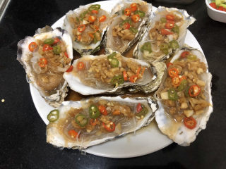 18、清蒸生蚝➕蒜蓉粉丝蒸生蚝,中大火蒸七八分钟,取出