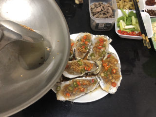 19、清蒸生蚝➕蒜蓉粉丝蒸生蚝,最后,淋上八成热的热油,即可