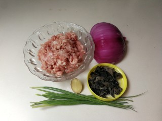 1、洋葱木耳烧肉圆,准备好食材